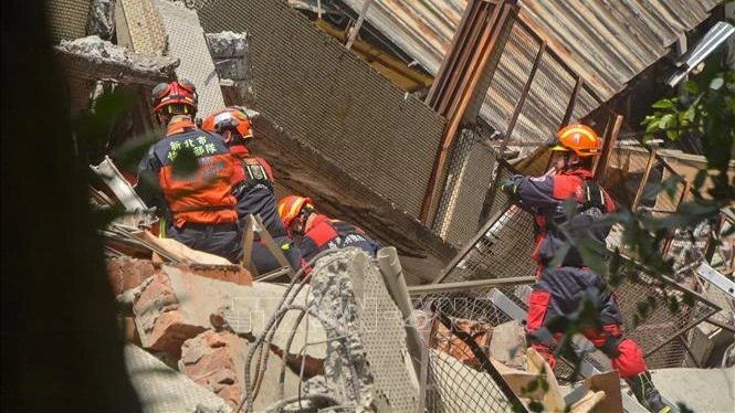 Lực lượng cứu hộ tìm kiếm nạn nhân trong đống đổ nát sau động đất tại Đài Loan (Trung Quốc) ngày 3/4/2024. Ảnh: AFP/TTXVN
