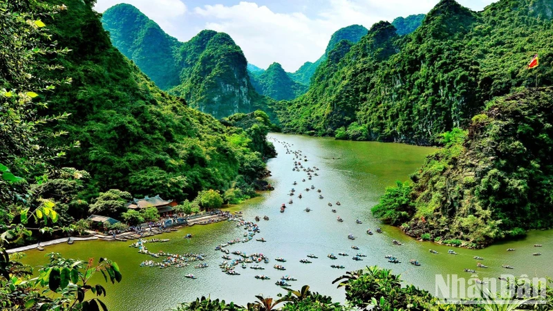 Quần thể danh thắng Tràng An thu hút khách du lịch bởi nhiều cảnh đẹp thiên nhiên hùng vĩ, linh thiêng và các kỷ lục thế giới.