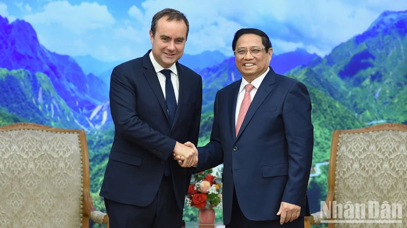 Thủ tướng Phạm Minh Chính cùng Bộ trưởng Quân đội Cộng hòa Pháp Sébastien Lecornu.