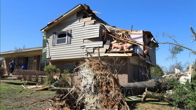 Cảnh tàn phá sau trận lốc xoáy tại Little Rock, Arkansas, Mỹ, ngày 1/4/2023. (Ảnh: THX/ TTXVN)