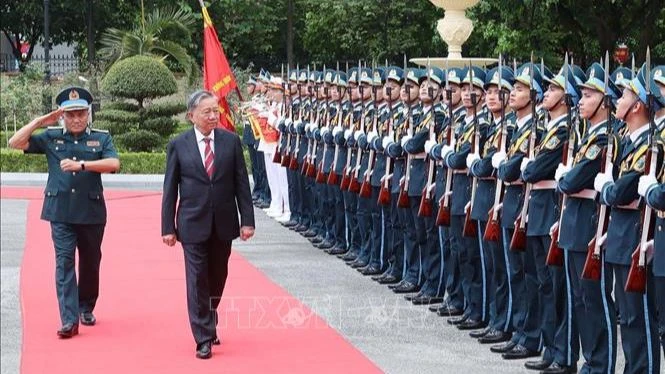 Chủ tịch nước Tô Lâm duyệt đội danh dự. (Ảnh: TTXVN) 