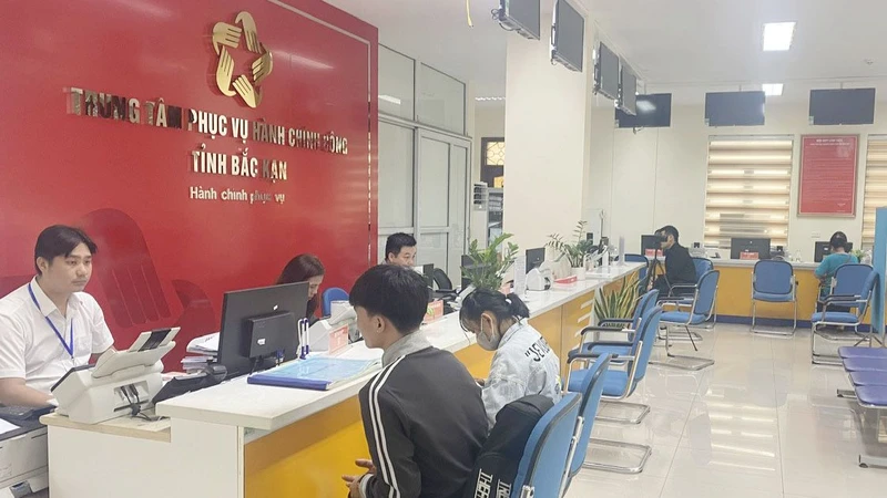 Bắc Kạn nỗ lực xây dựng chính quyền phục vụ (Trong ảnh: Hoạt động tại Trung tâm phục vụ hành chính công tỉnh Bắc Kạn) (Ảnh: HƯƠNG LAN)