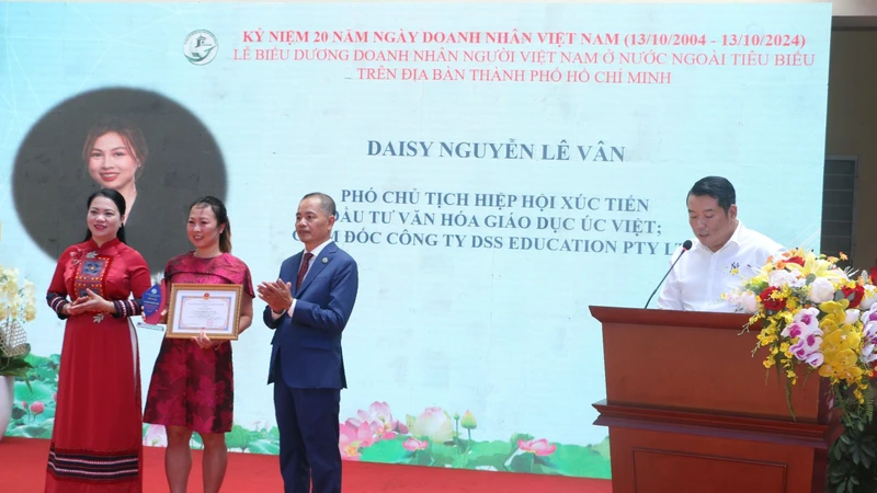 Bà Daisy Nguyễn Lê Vân nhận Giấy khen của Ủy ban về người Việt Nam ở nước ngoài Thành phố Hồ Chí Minh.