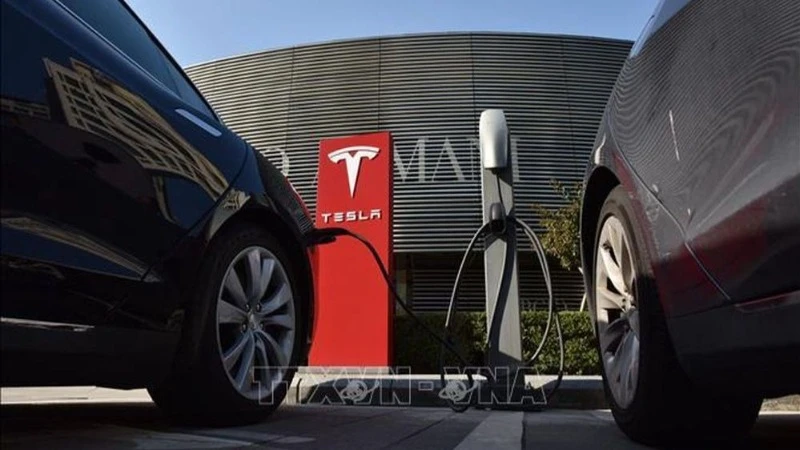 Xe điện của Tesla tại một trạm sạc điện ở Bắc Kinh (Trung Quốc). Ảnh: AFP/TTXVN