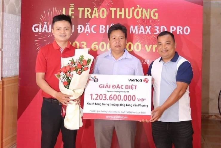 Ông Tòng Văn Phương (đứng giữa) là chủ nhân giải xổ số hơn 1,2 tỷ đồng của Max 3D Pro.