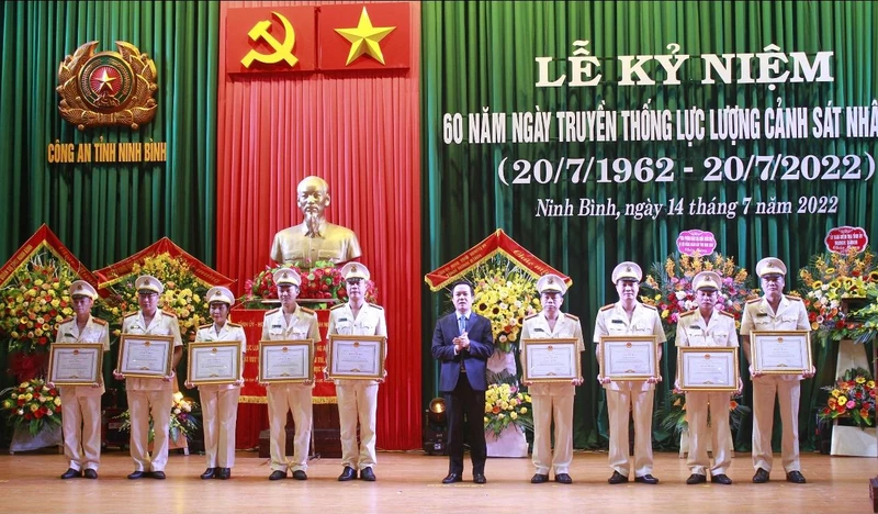 Lãnh đạo tỉnh Ninh Bình tặng hoa chúc mừng Kỷ niệm 60 năm “Ngày truyền thống lực lượng Cảnh sát nhân dân, 20/7/1962-20/7/2022”.