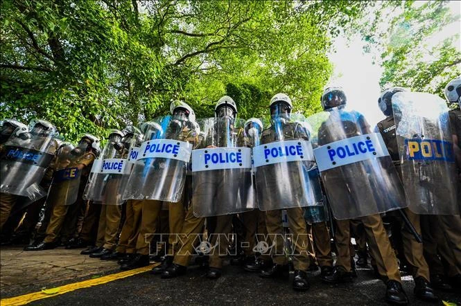 Cảnh sát Sri Lanka được triển khai bảo đảm trật tự ở thủ đô Colombo khi người dân biểu tình yêu cầu Tổng thống Gotabaya Rajapaksa từ chức, ngày 21/5/2022. (Ảnh: AFP/TTXVN)