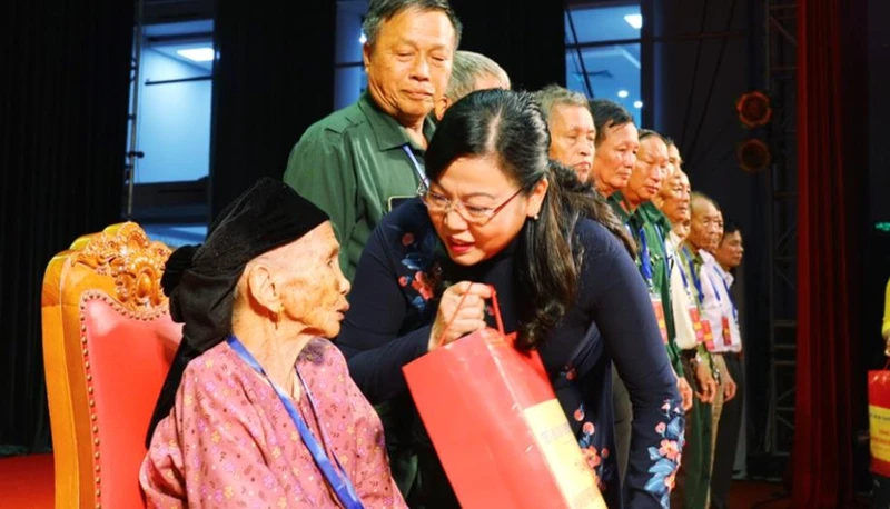 Bí thư Tỉnh uỷ Thái Nguyên Nguyễn Thanh Hải tặng quà cho người có công tiêu biểu tại Lễ kỷ niệm.