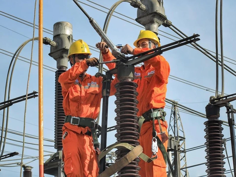 Vệ sinh xử lý tiếp xúc tại dao cách ly xuất tuyến đầu trạm 220kV Nam Định (E3.7).