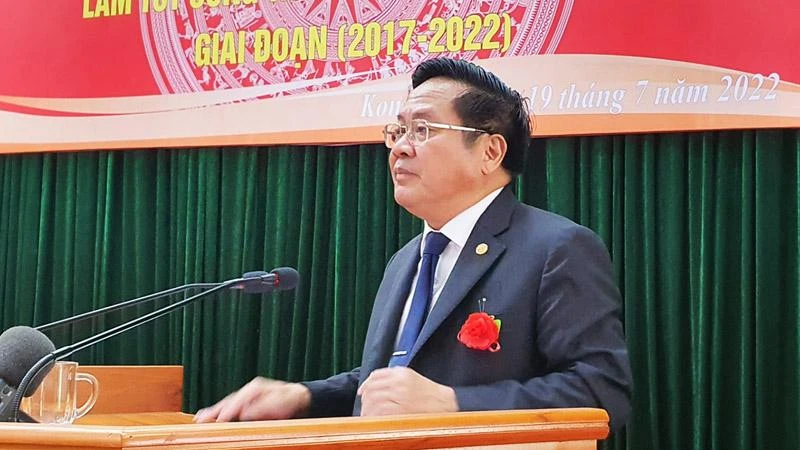 Chủ tịch Ủy ban nhân dân tỉnh Kon Tum Lê Ngọc Tuấn phát biểu tại Hội nghị.