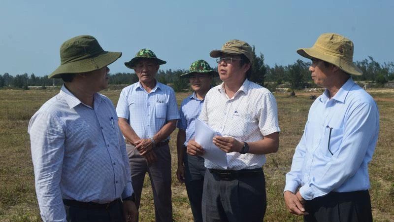 Lãnh đạo tỉnh Quảng Ngãi kiểm tra việc sử dụng đất ven biển ở huyện Mộ Đức.