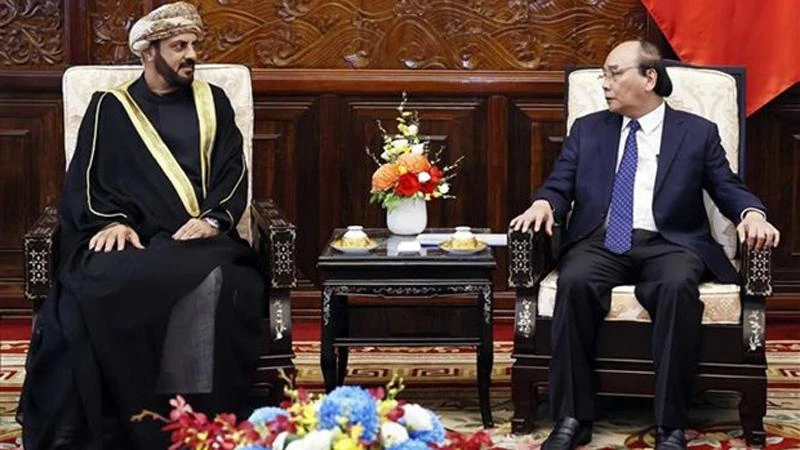 Chủ tịch nước Nguyễn Xuân Phúc tiếp Đại sứ Oman Saleh Mohamed Ahmed Al Suqri. (Ảnh: Thống Nhất/TTXVN)