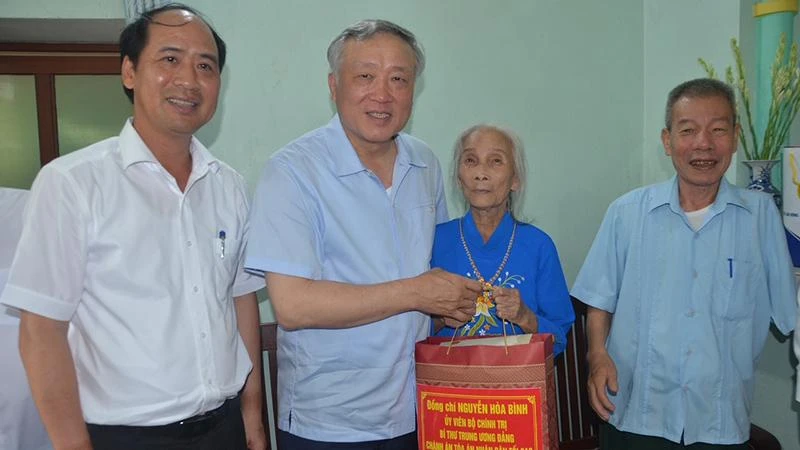 Đồng chí Nguyễn Hòa Bình tặng quà gia đình chính sách, xã Liêm Cần, huyện Thanh Liêm.