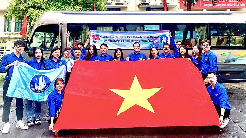 Các đại biểu Hành trình tại lễ xuất quân đến các địa bàn ở tỉnh Quảng Trị.