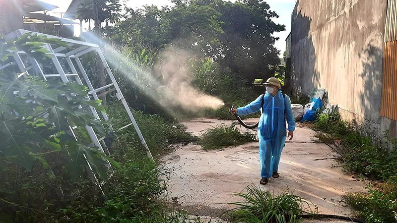 Ngành y tế tỉnh Đắk Lắk phun hóa chất diệt muỗi phòng, chống sốt xuất huyết.