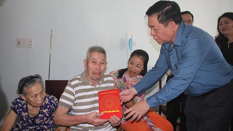 Đồng chí Nguyễn Trọng Nghĩa thăm, động viên người có công đang được nuôi dưỡng tại Trung tâm.