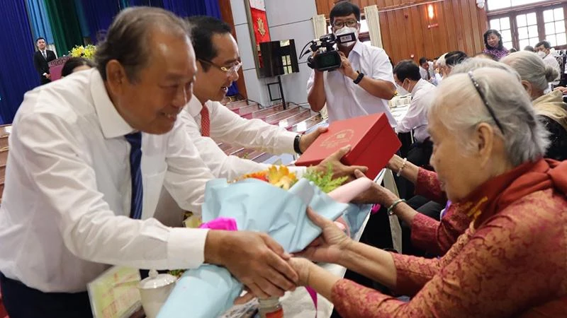 Nguyên Phó Thủ tướng Thường trực Trương Hòa Bình cùng lãnh đạo Tỉnh ủy Long An tặng hoa, quà các Mẹ Việt Nam Anh hùng.
