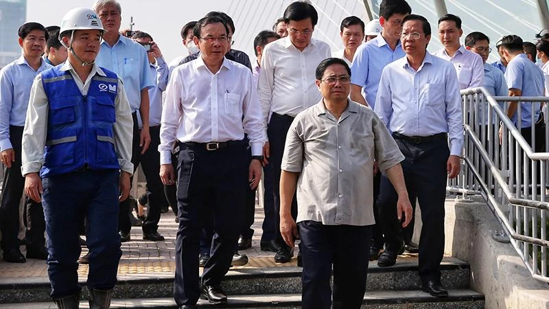 Thủ tướng Phạm Minh Chính thị sát thực tế tại nhà ga Ba Son sáng 27/7.