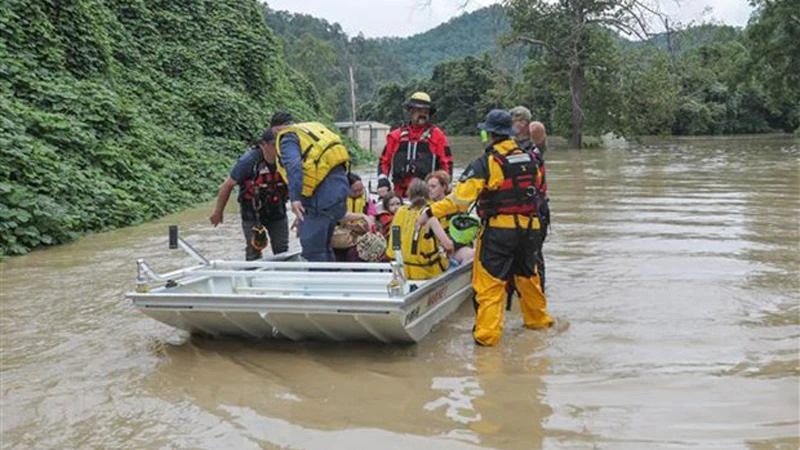 Lực lượng cứu hộ sơ tán người dân khỏi vùng ngập lụt tại Jackson, Kentucky, Mỹ. (Ảnh: AFP/TTXVN)
