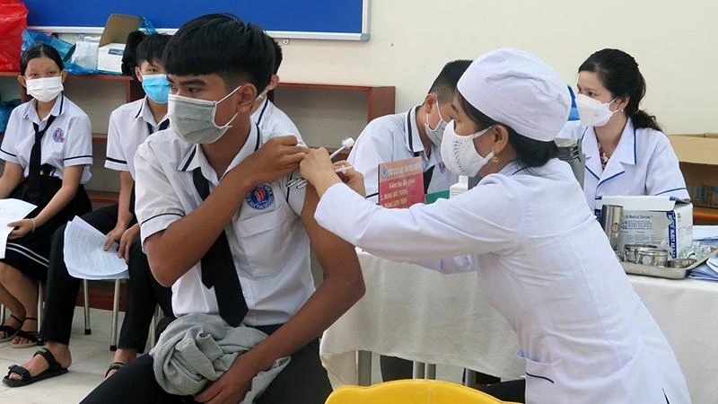 Nhân viên y tế tiêm vaccine mũi 3 cho học sinh trên địa bàn thành phố Tuy Hoà, Phú Yên.
