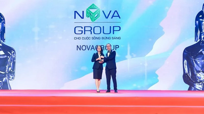 Đại diện HR Asia trao giải thưởng “Nơi làm việc tốt nhất châu Á 2022” cho bà Nguyễn Bạch Kim Vy, Phó Tổng Giám đốc Vận hành NovaGroup.