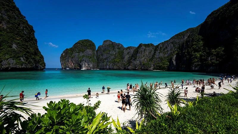 Du khách trên bãi biển vịnh Maya, tỉnh Krabi, Thái Lan. (Ảnh: Reuters)