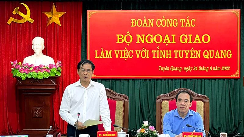 Đồng chí Bùi Thanh Sơn, Bộ trưởng Ngoại giao phát biểu tại buổi làm việc với tỉnh Tuyên Quang.
