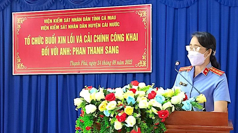 Bà Từ Thanh Thùy, Viện trưởng Viện Kiểm sát nhân dân huyện Cái Nước trình bày phần xin lỗi của cơ quan tố tụng đối với công dân bị oan.