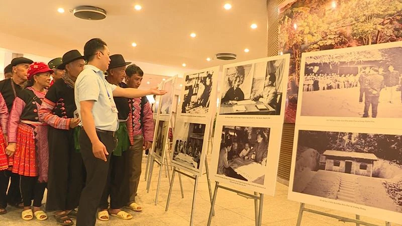 Nhân dân các dân tộc tham quan triển lãm ảnh “Dấu ấn của Đại tướng Võ Nguyên Giáp với Điện Biên Phủ”.