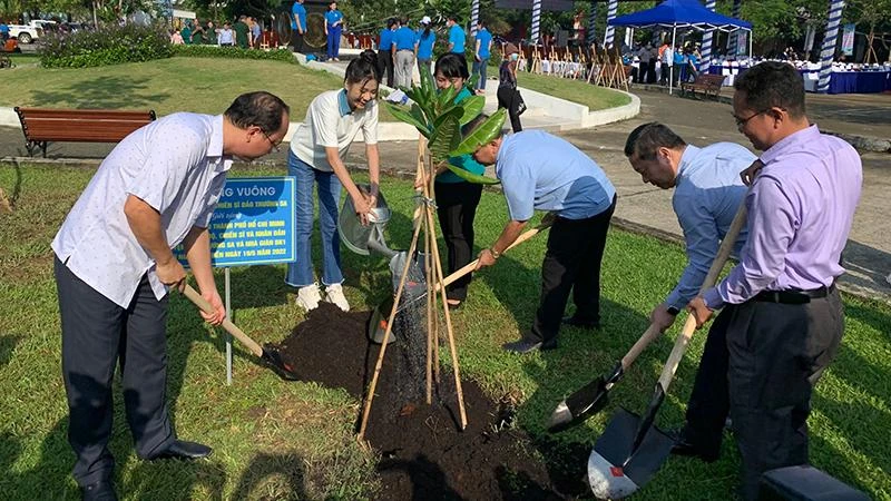 Các đại biểu trồng cây tăng mảng xanh trên địa bàn quận 8, Thành phố Hồ Chí Minh.