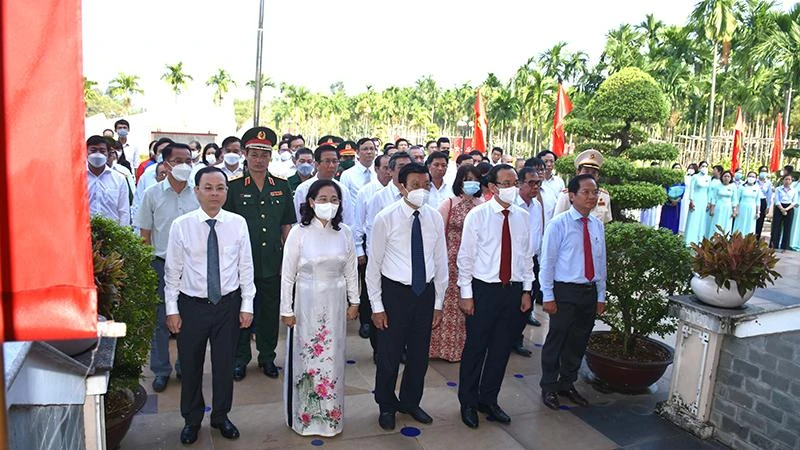 Các đại biểu, lãnh đạo Thành phố Hồ Chí Minh dâng hoa, dâng hương tại Đài Tưởng niệm các liệt sĩ hy sinh tại Nhà thương Giếng Nước.