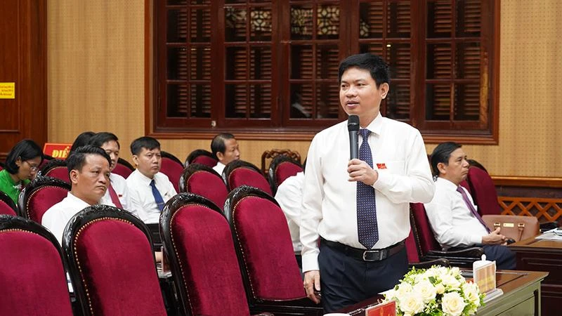 Đồng chí Trương Quốc Huy, Phó Bí thư Tỉnh ủy, Chủ tịch Ủy ban nhân dân tỉnh, Trưởng Đoàn đại biểu quốc hội tỉnh làm rõ thêm một số nội dung các đại biểu thảo luận.