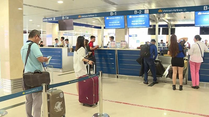 Hành khách ký gửi hành lý tại một sân bay nội địa.