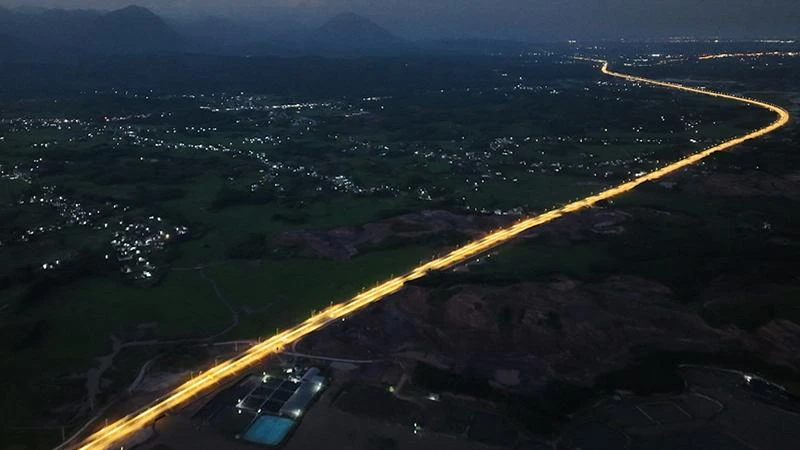 Hệ thống điện chiếu sáng trên tuyến cao tốc Vân Đồn-Móng Cái vận hành thử nghiệm tối ngày 29/8. (Ảnh: ĐỖ PHƯƠNG)
