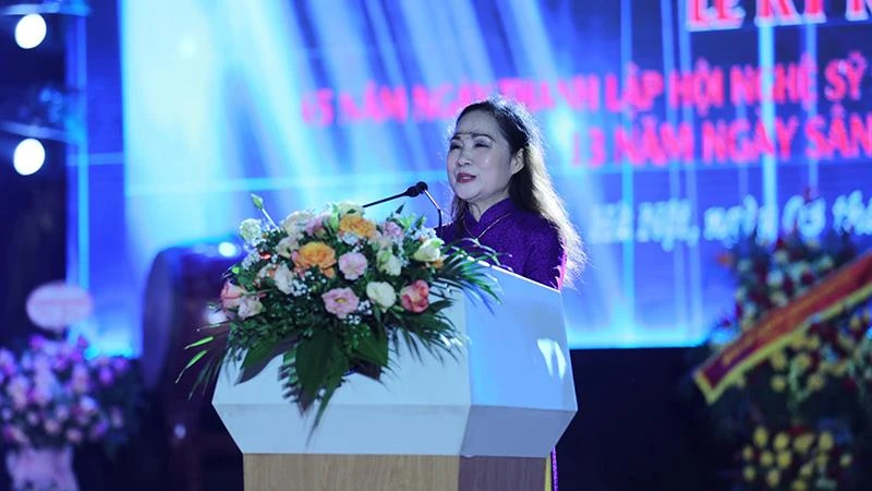 NSND Trịnh Thúy Mùi, Chủ tịch Hội Nghệ sĩ sân khấu Việt Nam trình bày diễn văn kỷ niệm. (Ảnh: THANH TÙNG)