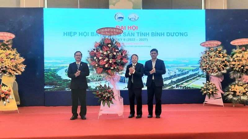Phó Chủ tịch Ủy ban nhân dân tỉnh Bình Dương Nguyễn Văn Dành (bên trái) trao tặng hoa chúc mừng đại hội.