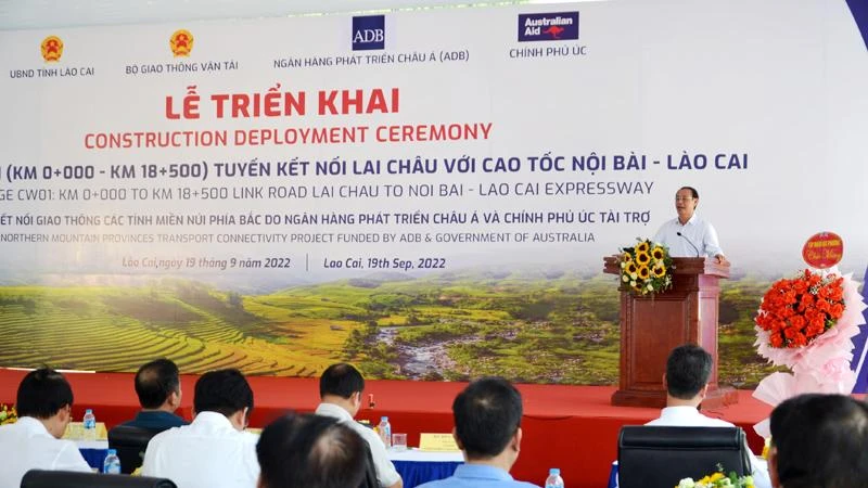 Thứ trưởng Giao thông vận tải Lê Đình Thọ phát biểu tại Lễ khởi công gói thầu XL-01 tuyến đường nối Lai Châu và huyện Văn Bàn (Lào Cai) với cao tốc Nội Bài-Lào Cai.