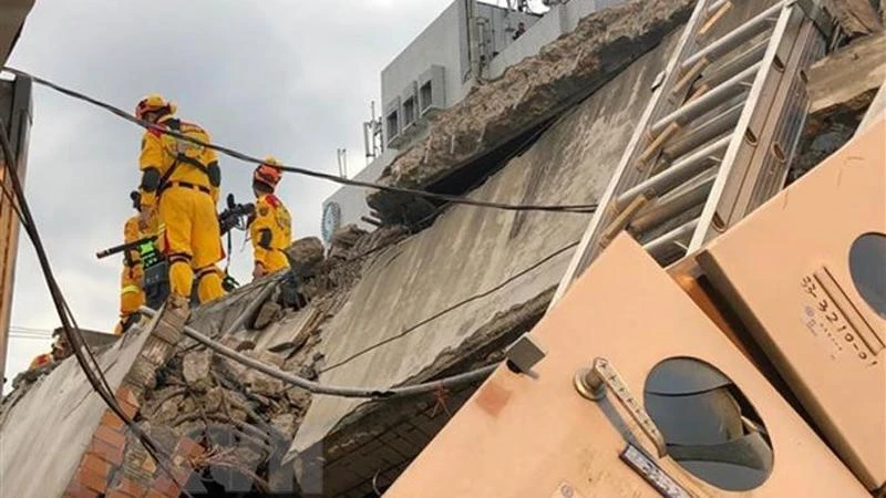 Nhân viên cứu hộ tìm kiếm nạn nhân bị mắc kẹt trong vụ sập nhà sau trận động đất ở huyện Hoa Liên, phía đông Đài Loan (Trung Quốc) ngày 18/9. (Ảnh: AFP/TTXVN)