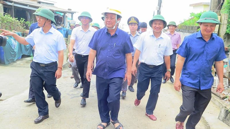 Bộ trưởng Lê Minh Hoan cùng Đoàn công tác kiểm tra tình hình chuẩn bị ứng phó bão số 4 tại thôn Tân Thành, xã Quảng Công (huyện Quảng Điền)