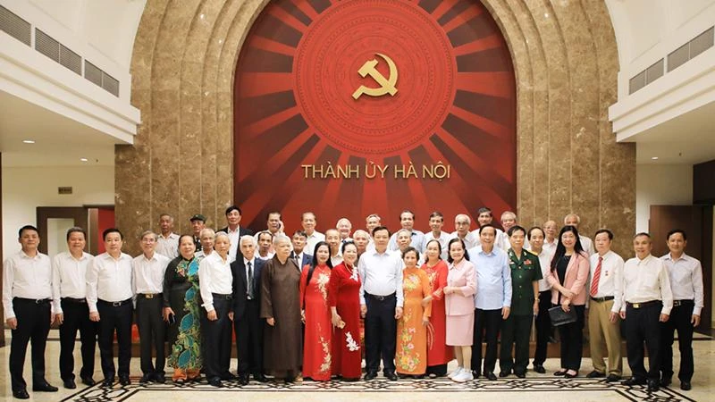 Lãnh đạo thành phố Hà Nội với các đại biểu người cao tuổi Thủ đô.
