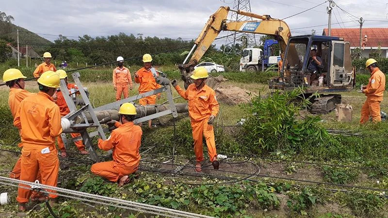 PC Quảng Nam huy động lực lượng khẩn trương khôi phục mạng lưới điện.