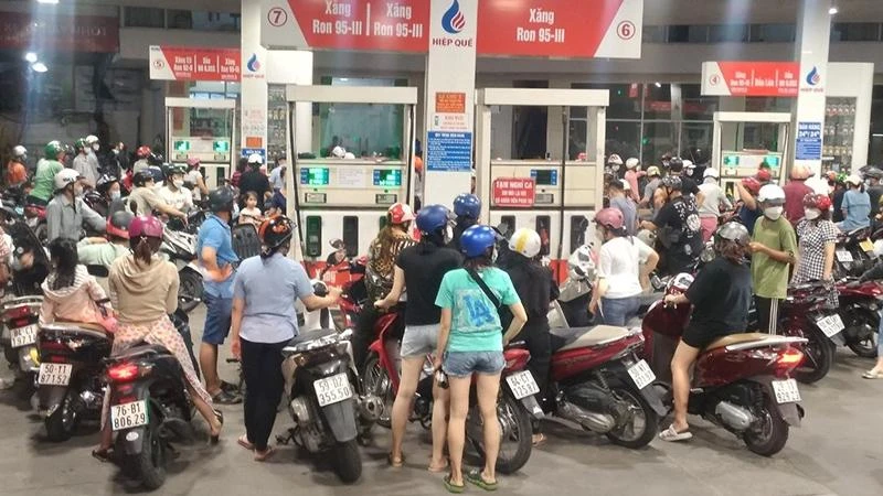 Nhiều cửa hàng xăng, dầu lân cận nghỉ bán, người dân tập trung rất đông tại cửa hàng xăng, dầu Hiệp Quế Lâm (đường Bình Long, quận Tân Phú, Thành phố Hồ Chí Minh) vào tối 9/10. (Ảnh: TẤN HAY)