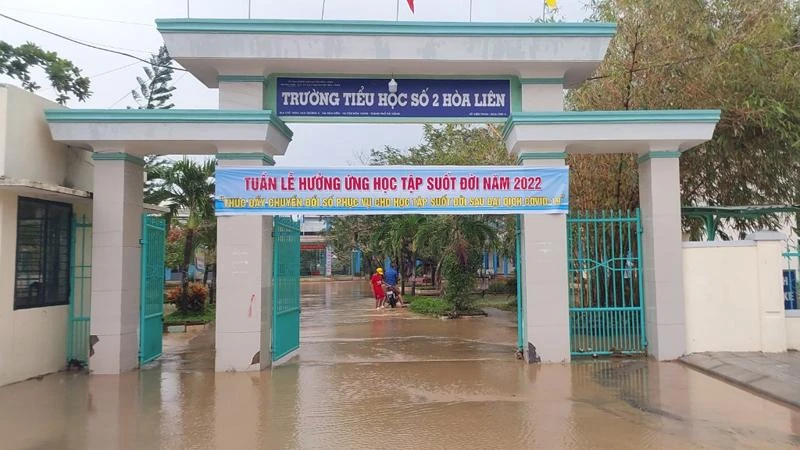 Đến 10 giờ trưa nay, trường Tiểu học số 2 Hoà Liên (huyện Hòa Vang, thành phố Đà Nẵng) nước đã rút hết. (Ảnh: HỒ VĂN)