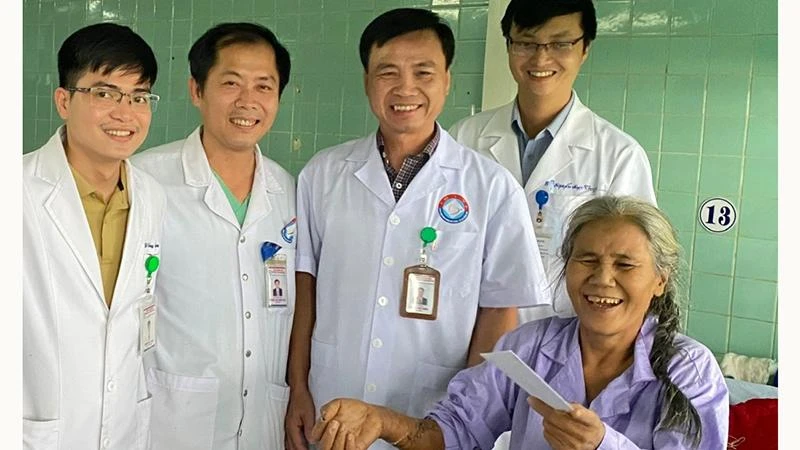 Bác sĩ Nguyễn Đức Cường, Giám đốc Bệnh viện hữu nghị Việt Nam-Cuba Đồng Hới (thứ 2 từ phải sang) thăm hỏi, tặng quà người bệnh.