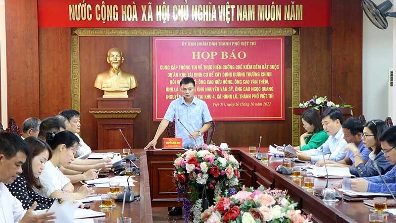 Ông Nguyễn Hữu Nhu cung cấp thông tin cho báo chí về quá trình triển khai giải phóng mặt bằng các dự án trọng điểm của Thành phố Việt Trì. 