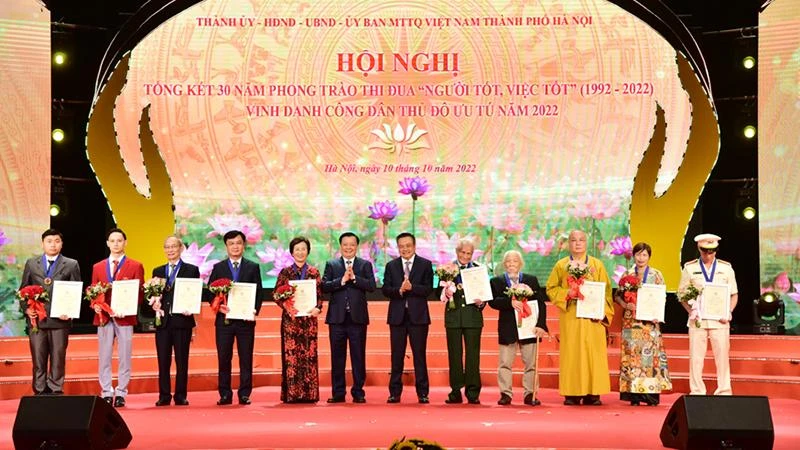 Lãnh đạo thành phố Hà Nội trao tặng danh hiệu “Công dân Thủ đô ưu tú” cho 10 cá nhân tiêu biểu, xuất sắc của thành phố.