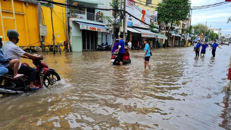 Nước ngập sâu đường Ngô Quyền, quận Ninh Kiều, khu vực có nhiều trường học, gây khó khăn cho học sinh đến trường.