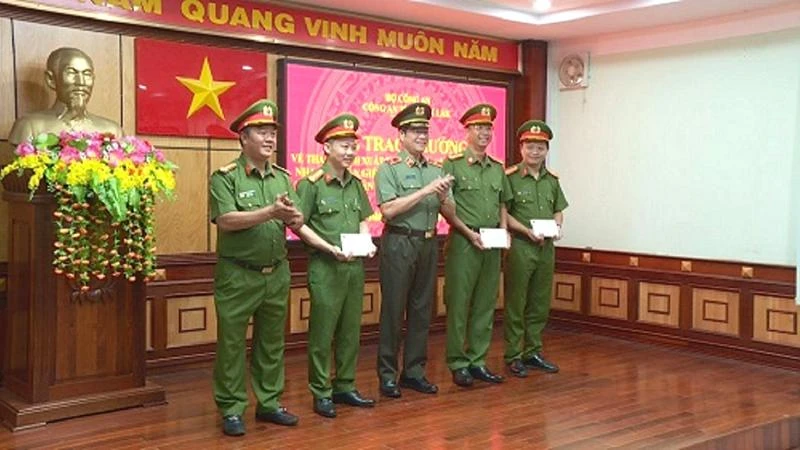 Thiếu tướng Lê Vinh Quy, Giám đốc Công an tỉnh Đắk Lắk trao thưởng đột xuất cho 3 đơn vị tham gia bắt hung thủ giết người.