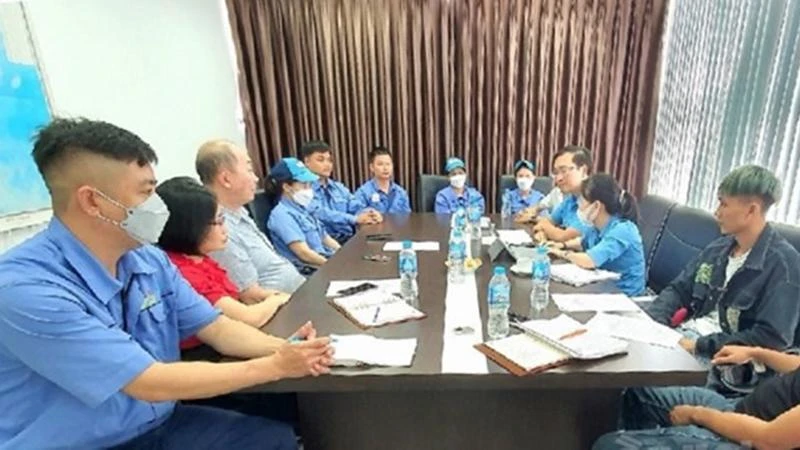 Buổi làm việc giữa lãnh đạo Công đoàn Khu kinh tế Hải Phòng với đại diện lãnh đạo và người lao động Công ty liyama Seiki ngày 26/9. (Nguồn: TTXVN/cand)