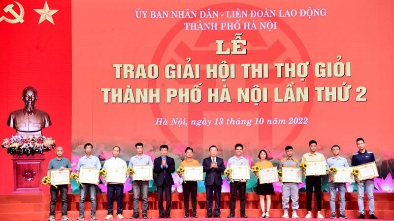Phó Chủ tịch Tổng Liên đoàn Lao động Việt Nam Trần Văn Thuật và Phó Chủ tịch Ủy ban nhân dân Thành phố Hà Nội Chử Xuân Dũng trao giải nhất tặng các thí sinh.